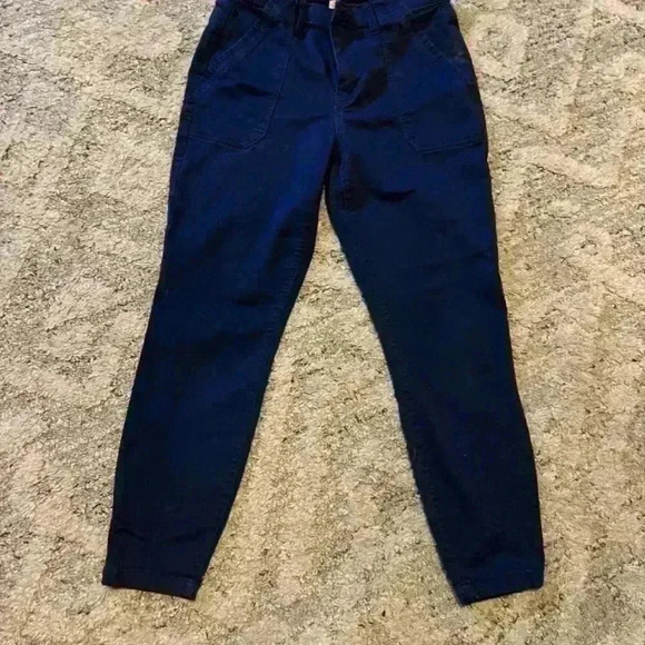 Ankle length or capri pants - Picture 2 of 3